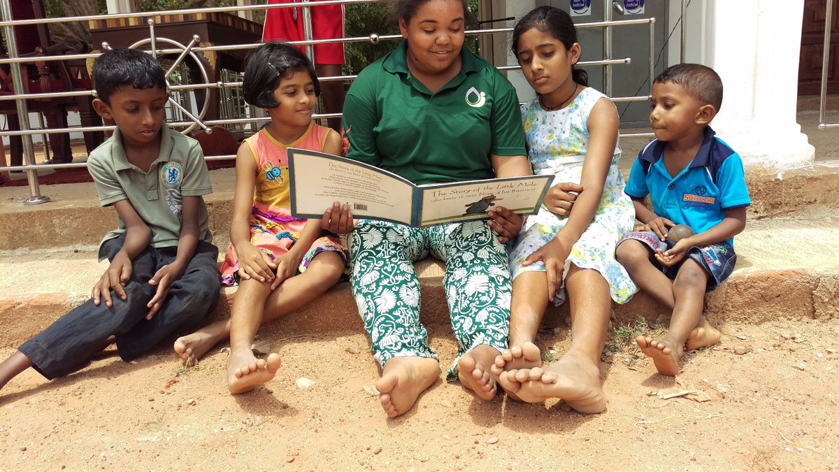 Paige teaching children to read whilst in Sri Lanka with <a href="/GiveAFigV/">GiveAFigVolunteering</a>. Paige got the children to understand "who did a poo on my head!" #favkycpics #notlongtogo