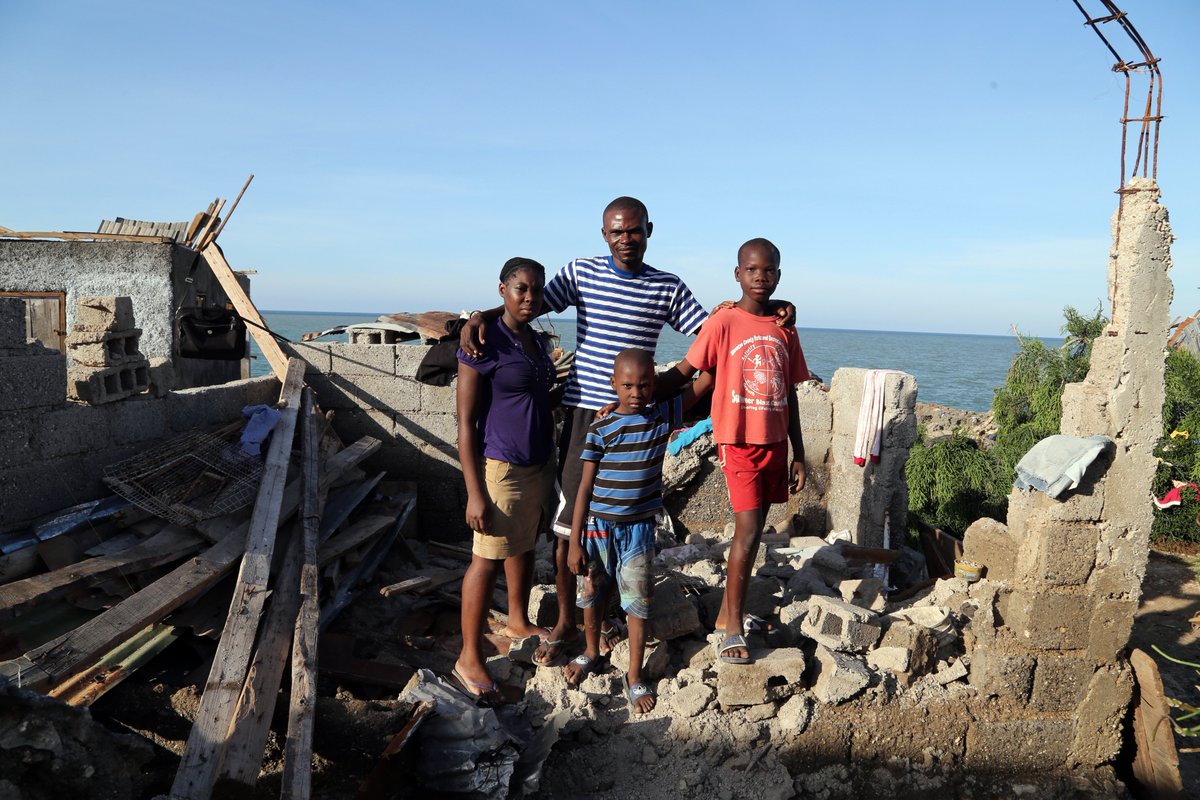 UNICEFHaiti's tweet photo. Nos interventions de protection ont soutenu les familles qui ont perdu leurs moyens de subsistance suite au passage de l’ouragan Matthew.
#Revue2017 #UNICEF #Haïti https://t.co/cRA6mKjq8R