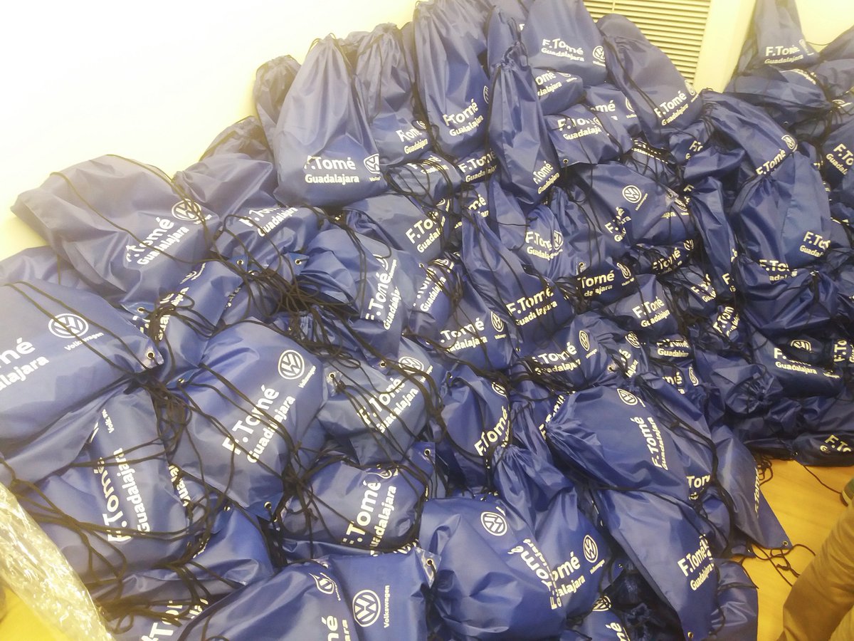 Hoy hemos estado en <a href="/GrupoFTOME/">Concesionario F.Tomé</a> Guadalajara ultimando detalles. Menuda bolsas del corredor os espera: camiseta + prenda técnica (¡sorpresa!), bebida, bizcochos borrachos y diversos obsequios de los patrocinadores ¡Mañana comenzamos a las 10h. la entrega de dorsales! Os esperamos!