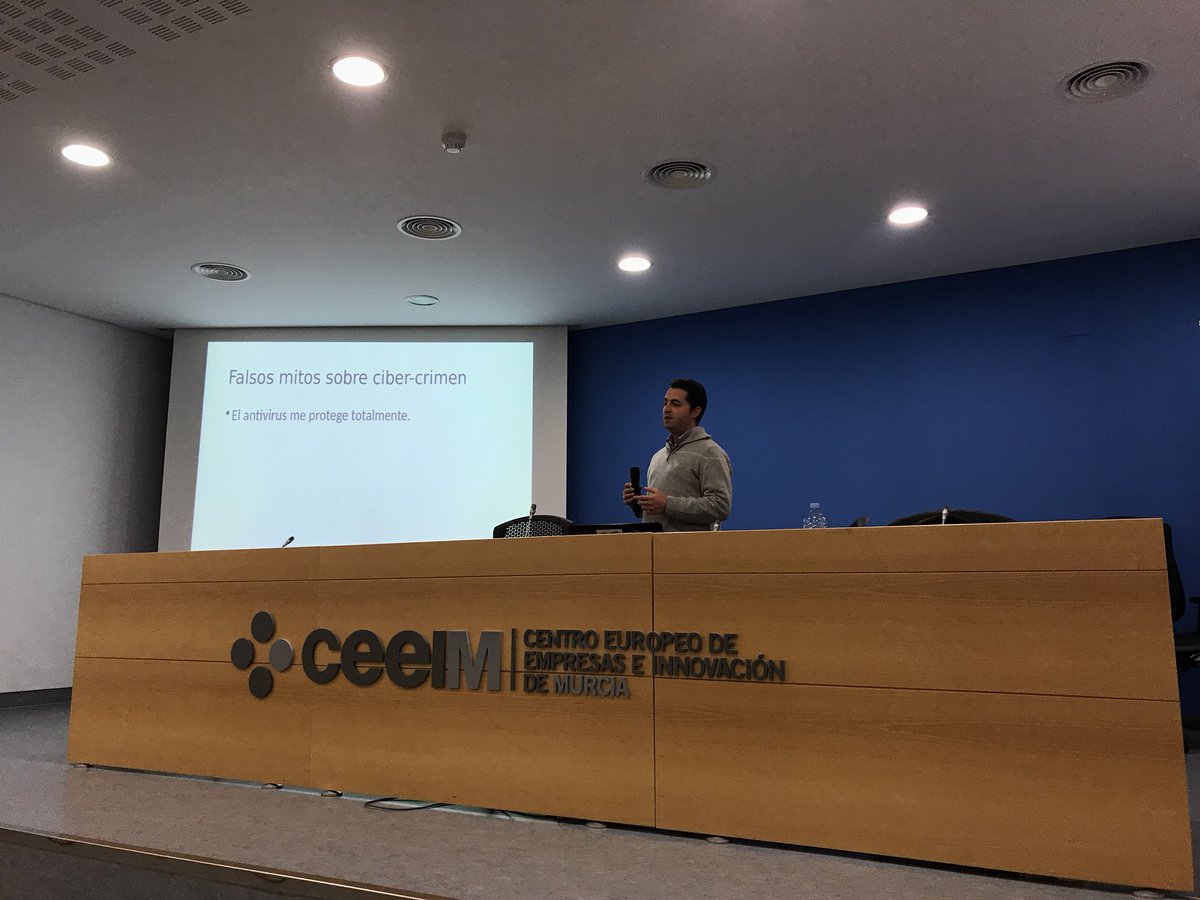 danielvigueras's tweet photo. En marcha la charla de @rpinuaga sobre seguridad en #MurciaDevOps https://t.co/teHFwjlO7B