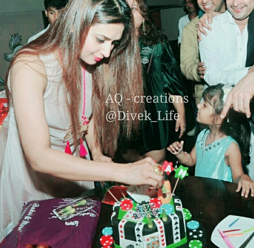 Divek_yhm's tweet photo. Nvr evr seen such a sweetheart celebrity who love fans from the bottom of her heart haven't meet u but still can feel that❤
@Divyanka_T HBD💋 https://t.co/x9eg5nHOqy