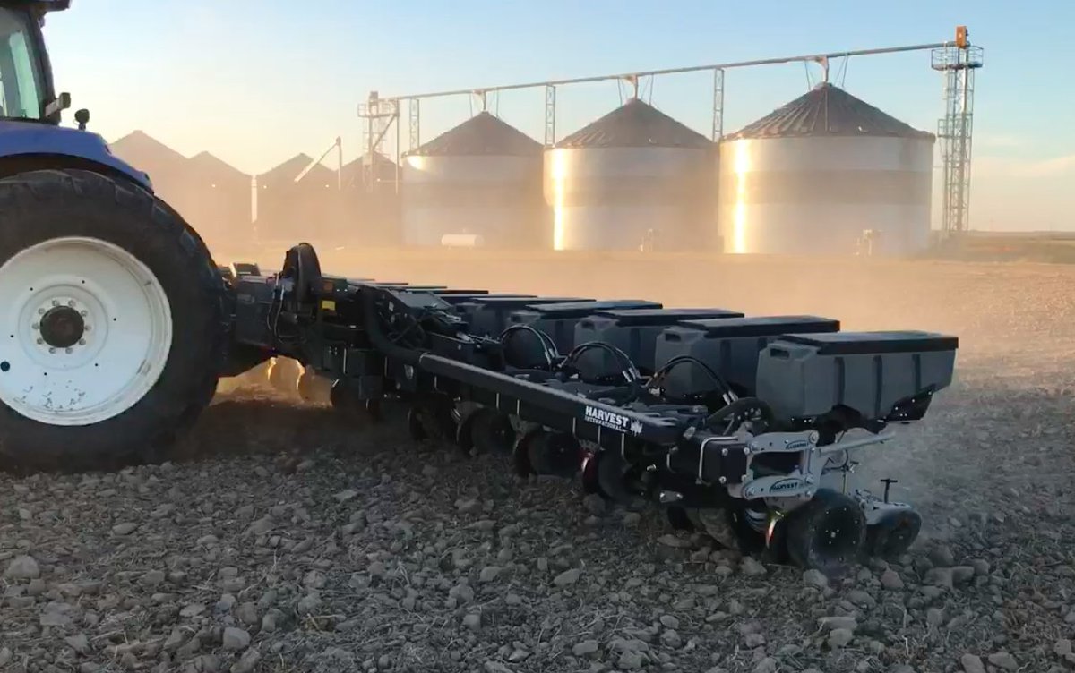 Harvest_Int_Mfg's tweet photo. The all new patent-pending #UltraLift 30' &amp; 40' stack fold bar is available for #plant18 in limited release. Capable of 18˚ upward wing lift. Facilitates 15" 20" 30" 36" 38" twin30" twin36" twin38" row spacing w/ #LaserPro1 row units. https://t.co/Gkg5cSArDg https://t.co/v8DY3lNmy5