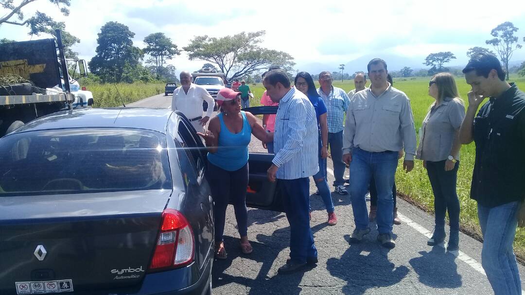 RamonGuevaraMRD's tweet photo. #13Dic|Haciendo inspección a la obra de bacheo que se está realizando desde el Peaje de Zea hasta el Km 15. Vamos a mejorar la vialidad de nuestro estado. #GobernaciónDelEstadoMérida https://t.co/A6lw35kOI0