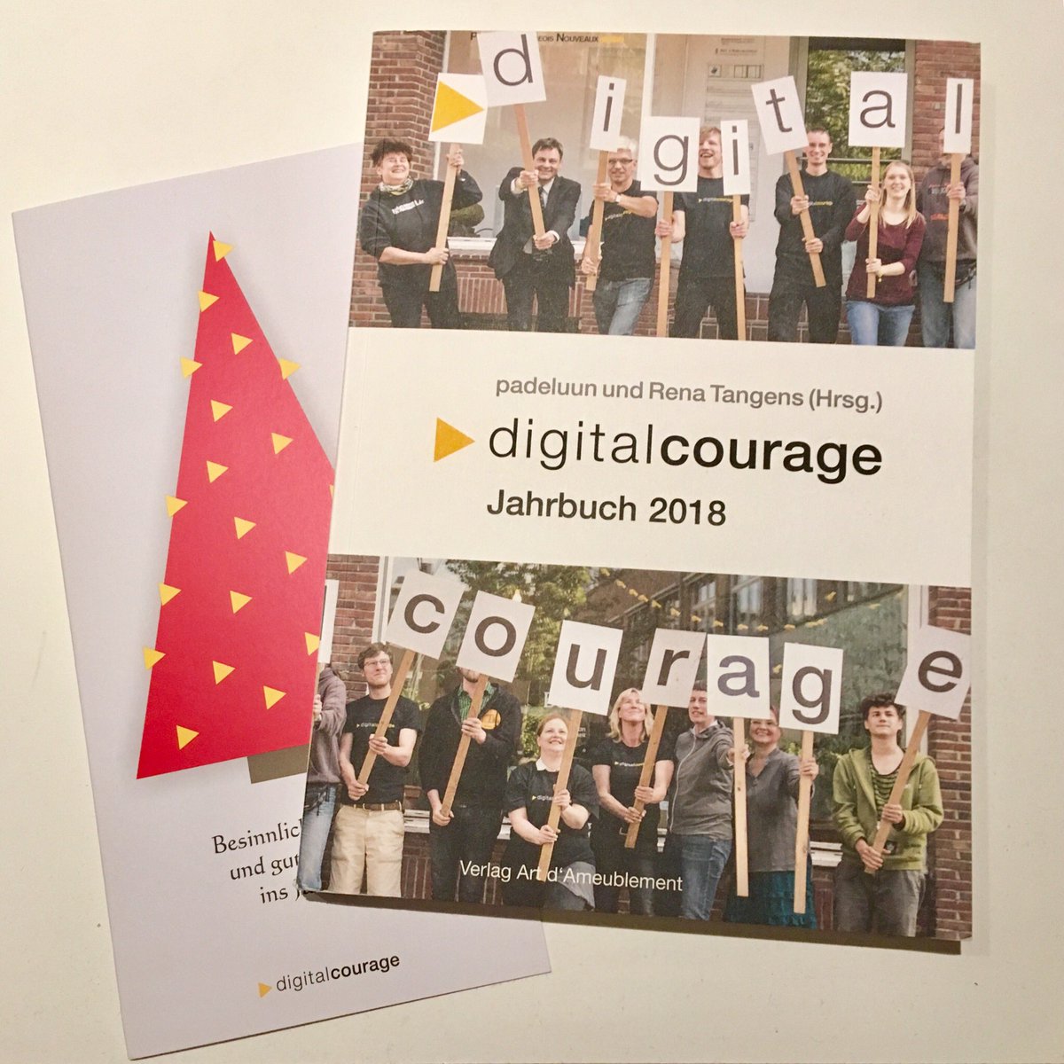 STKW_'s tweet photo. Danke @renatangens @padeluun @digitalcourage für eure Arbeit, die Weihnachtspost und das #digitalcourage Jahrbuch 2018 😘 https://t.co/zJZlJzbj2b