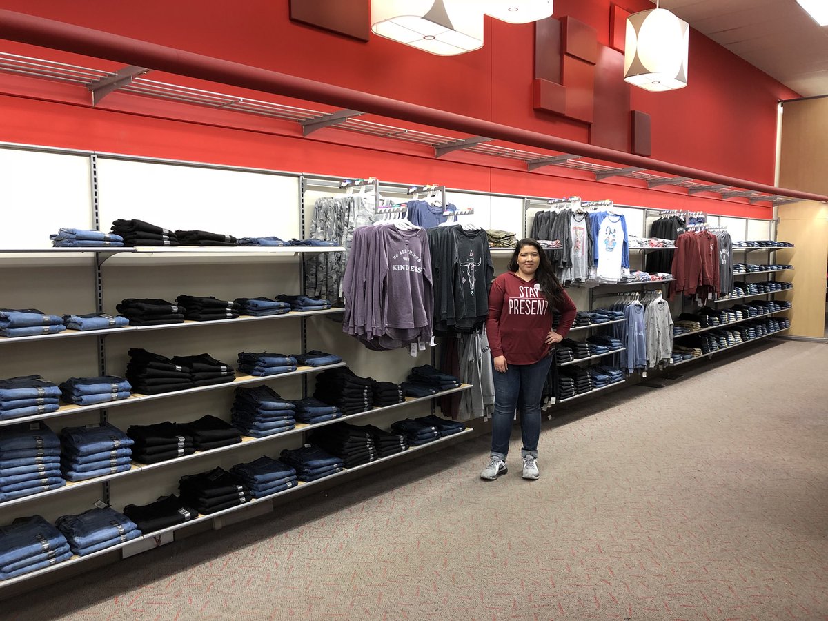VML_Dana's tweet photo. Spent the morning with our wonderful style team member @Kh_Rukhsana transforming the denim wall! #inventorysolutions #crispfolds #denimdays https://t.co/VWdWl9j6dy