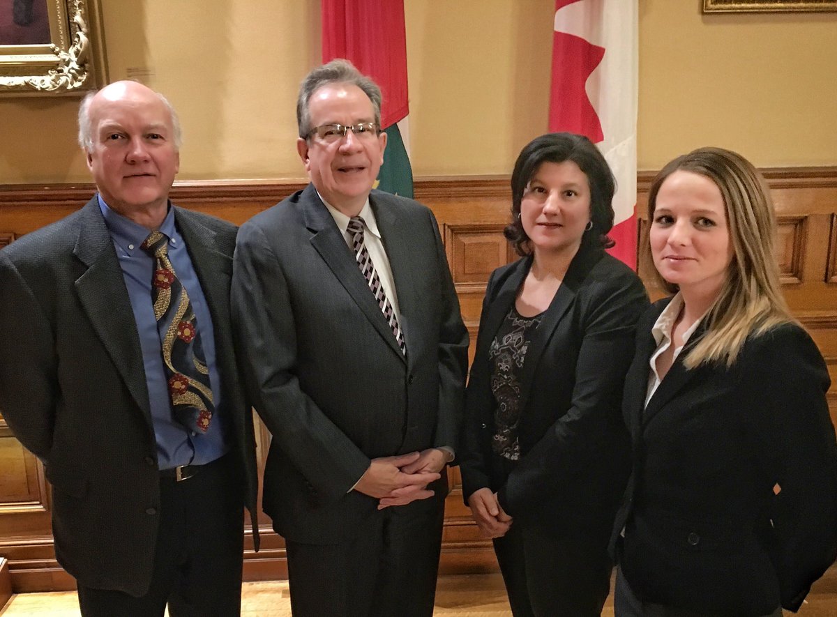 outdoorfarmshow's tweet photo. The @outdoorfarmshow team enjoyed seeing @JeffLeal_MPP at Queen’s Park today. @Kathleen_Wynne https://t.co/hQi7iEZKz6