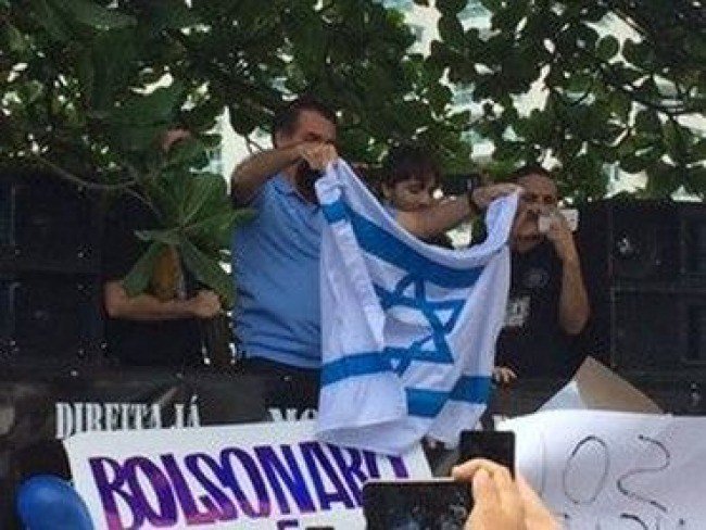 Resultado de imagem para bolsonaro com bandeira de israel