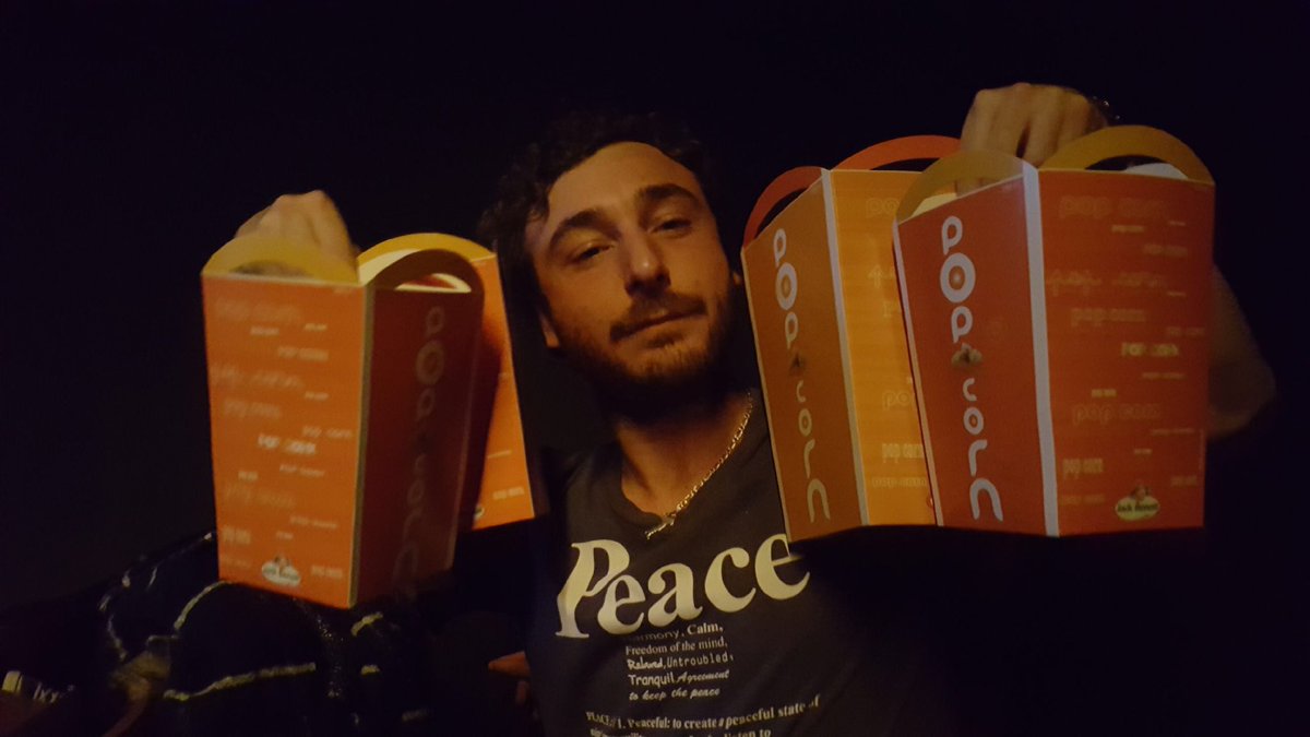 VScacchia's tweet photo. Prêts pour affronter le côté obscur de la force ! #StarWars8 @UGCcinemas #Popcorn #jedi https://t.co/uhluhssP12