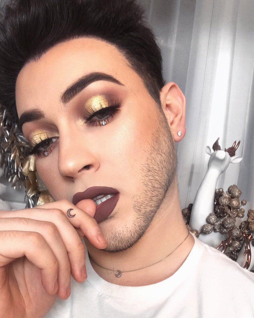 Wanna know the secret to flawless makeup? text “Resist” to 50409 😇 LOL #NetNeutrality