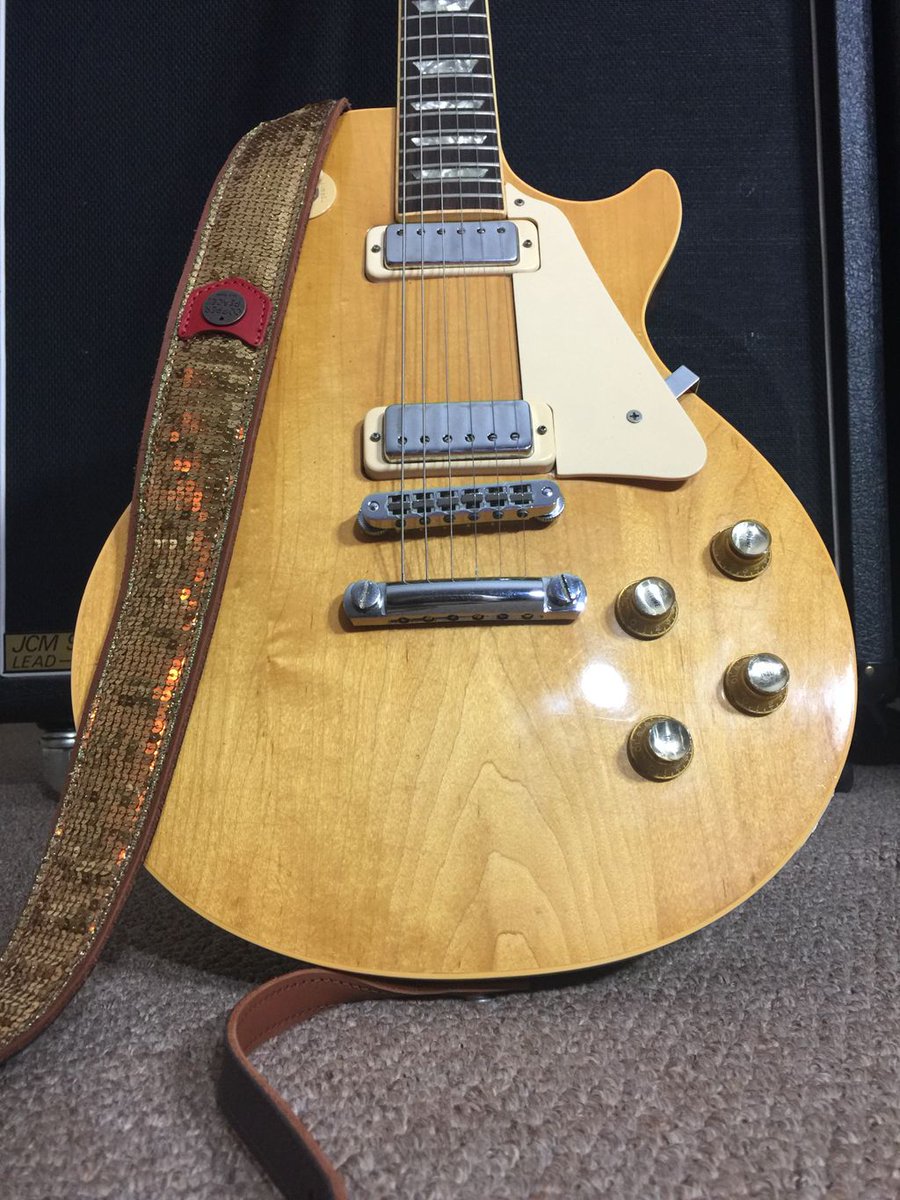 turkchgo's tweet photo. Does this strap make my axe look glam? Chicago Music Exchange is having a strap sale. 15% off. But I got the last gold sequin one! 🎸🔊⚡️✨ #glamasfuck #gibsonlespauldeluxe #sequinsareforever #lespaul #marshallamps #copperpeacestraps #chicagomusicexchange https://t.co/rGBJFYB00u