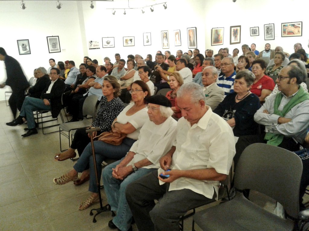 israeldej94's tweet photo. Mons. @silviojbaez, el teólogo José Arguello y el doctor @sergioramirezm presentan la revista literaria #HiloAzul dedicada al poeta y sacerdote Azarias H. Pallais en el Centro Cultural "Pablo A. Cuadra".
Transmite @radiomarianica 99.9 FM https://t.co/bjSlIHeMqR