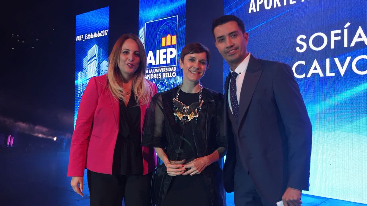 AIEP's tweet photo. Distinguimos a @Soficalvo, creadora de #QuintaTrends con el premio aporte a la industria de la moda desde los medios de comunicación en #AIEP_EstádeModa2017 https://t.co/rjEZVwSSHU