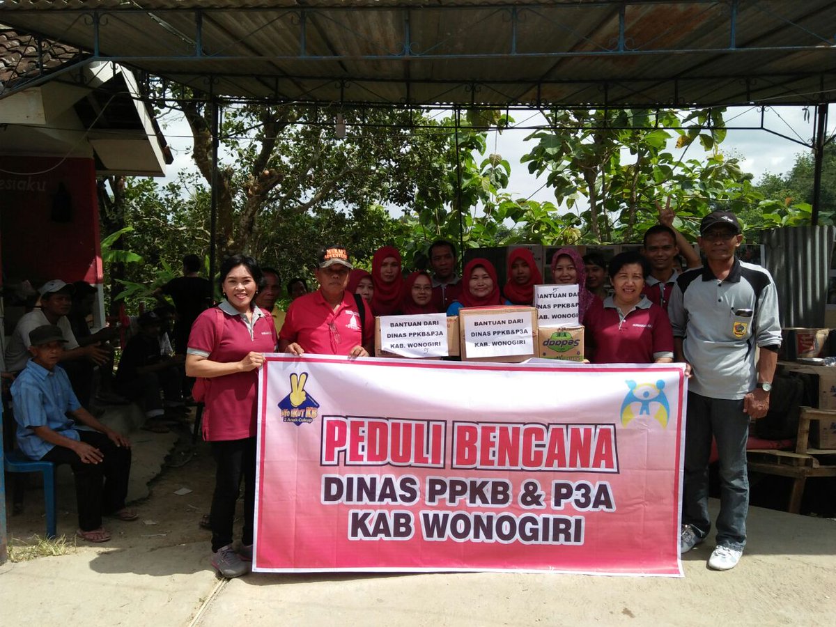 DPPKBdanP3A's tweet photo. Penyerahan bantuan u/ korban bencana tanah longsor ds. Kajuman, Kec. Manyaran, Kab. Wonogiri (8/12)
#latepost https://t.co/5hE0oKSP8g