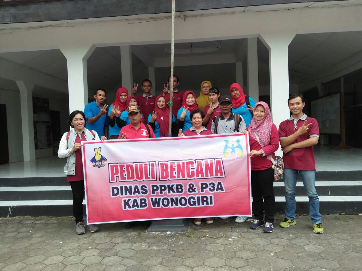 DPPKBdanP3A's tweet photo. Penyerahan bantuan u/ korban bencana tanah longsor ds. Kajuman, Kec. Manyaran, Kab. Wonogiri (8/12)
#latepost https://t.co/5hE0oKSP8g