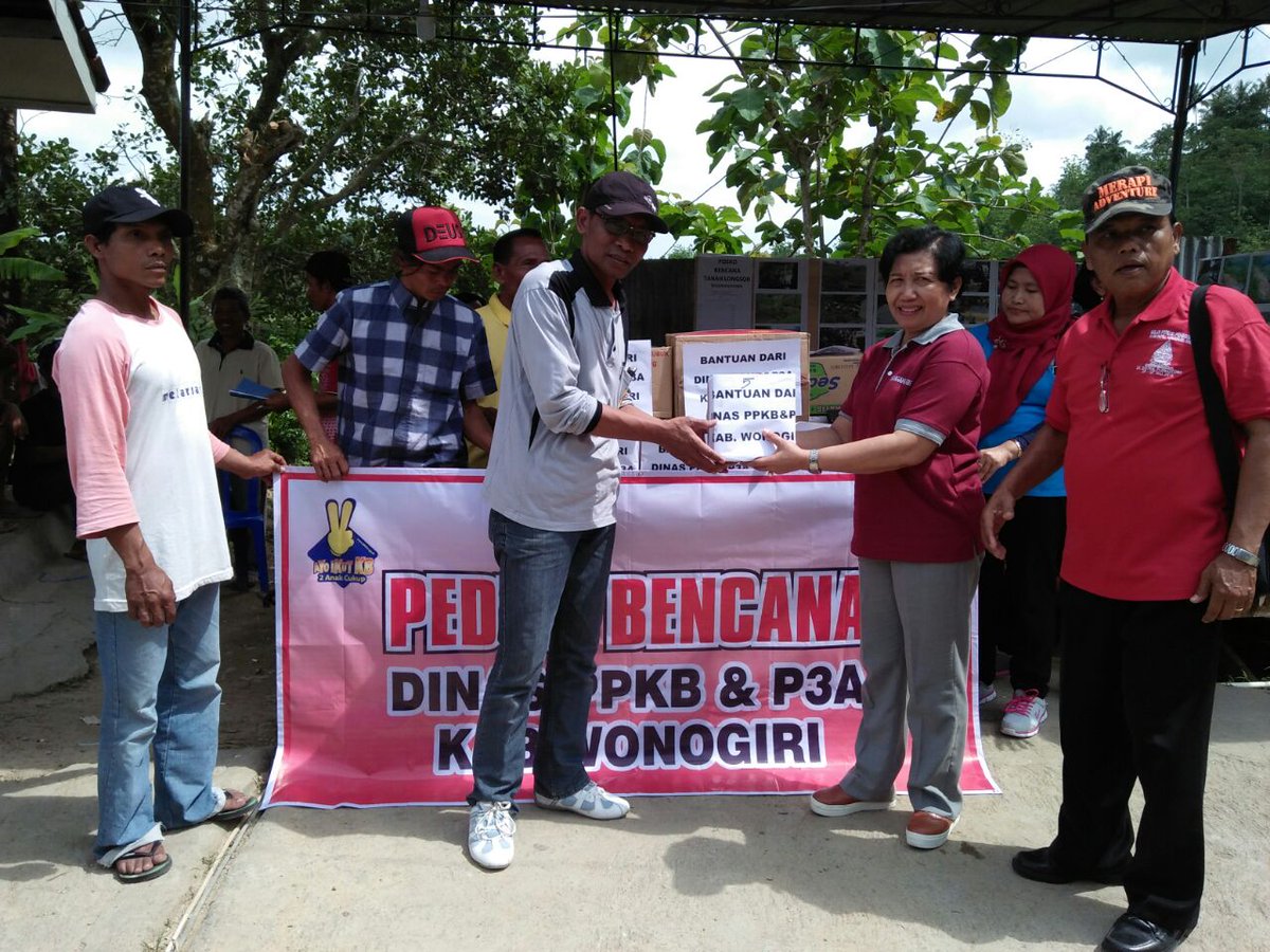 Penyerahan bantuan u/ korban bencana tanah longsor ds. Kajuman, Kec. Manyaran, Kab. Wonogiri (8/12)
#latepost