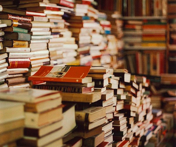 DiarioPE's tweet photo. Pessoas que leem livros são mais atraentes, diz pesquisa. E aí,  concordam com o tipo crush intelectual? https://t.co/IPAdNWeoUk