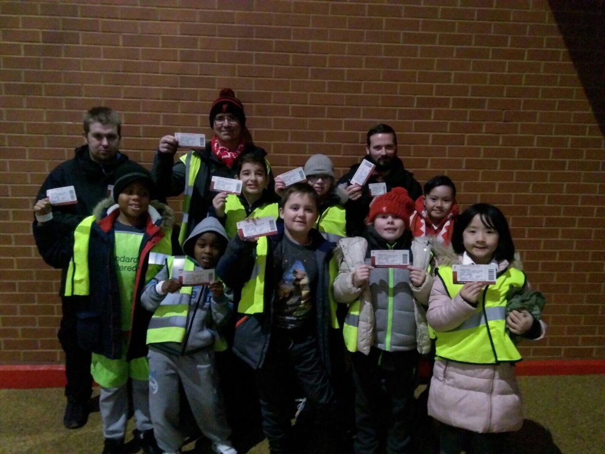 Red_Neighbours's tweet photo. Delighted to have five schools, including @AlsopHighSchool and #StMargaretsAnfield with us at #Anfield tonight. All part of our @Red_Neighbours School Ticketing Initiative. #LFCFamily #YNWA https://t.co/fDDv8Lr0rM