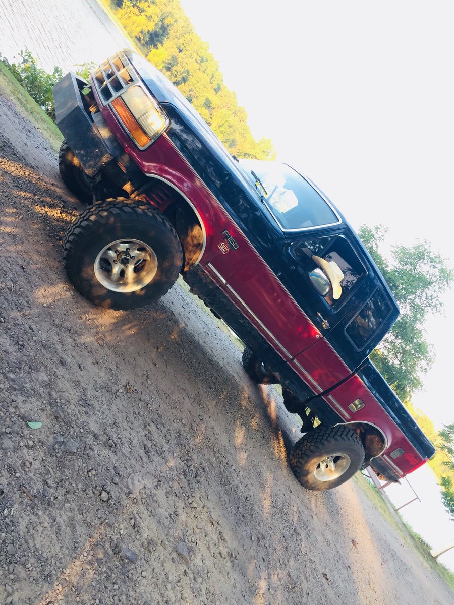 HaganJones02's tweet photo. Selling my truck for $2500 obo. It has a 351 Windsor. https://t.co/cNhVgmHJLc transmission and new transfer case. It also has a 12inch sub https://t.co/12RlNlAZL2