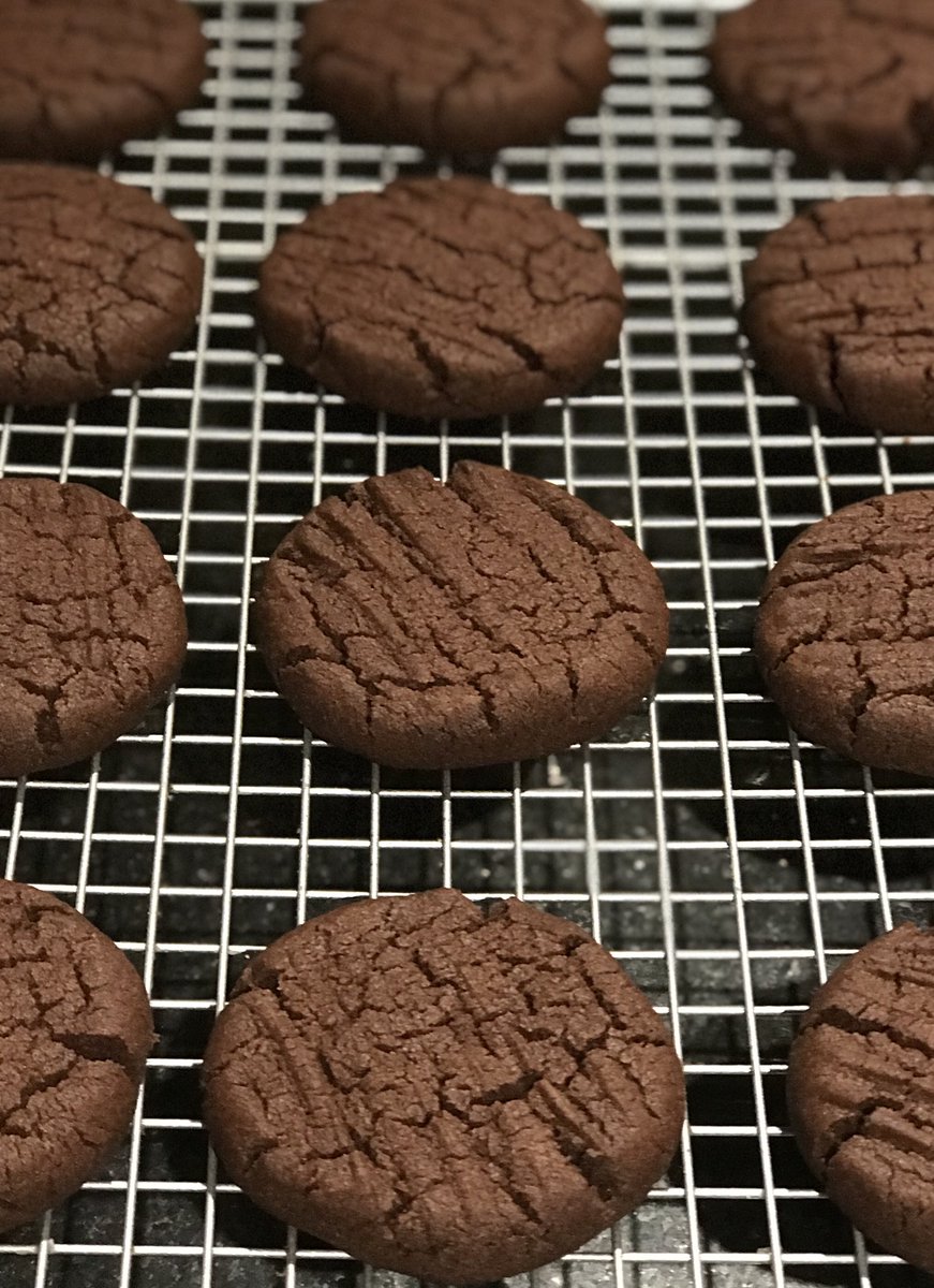 Rob_C_Allen's tweet photo. Melting Snowman ⛄️ Biscuits for the kids, with white chocolate and raspberry icing. #NationalCocoaDay https://t.co/pCbIyq99ME