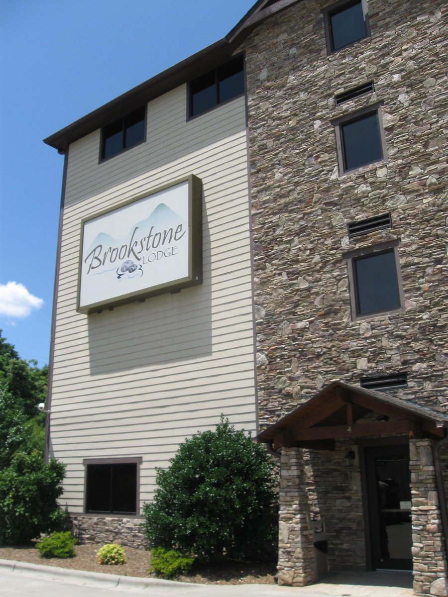 svnblackstream's tweet image. We have a contract! We got the seller's price from a regional owner/operator, in less than four months. #asheville #cre #commercialrealestate #realestate #undercontract #northcarolina @SVNic