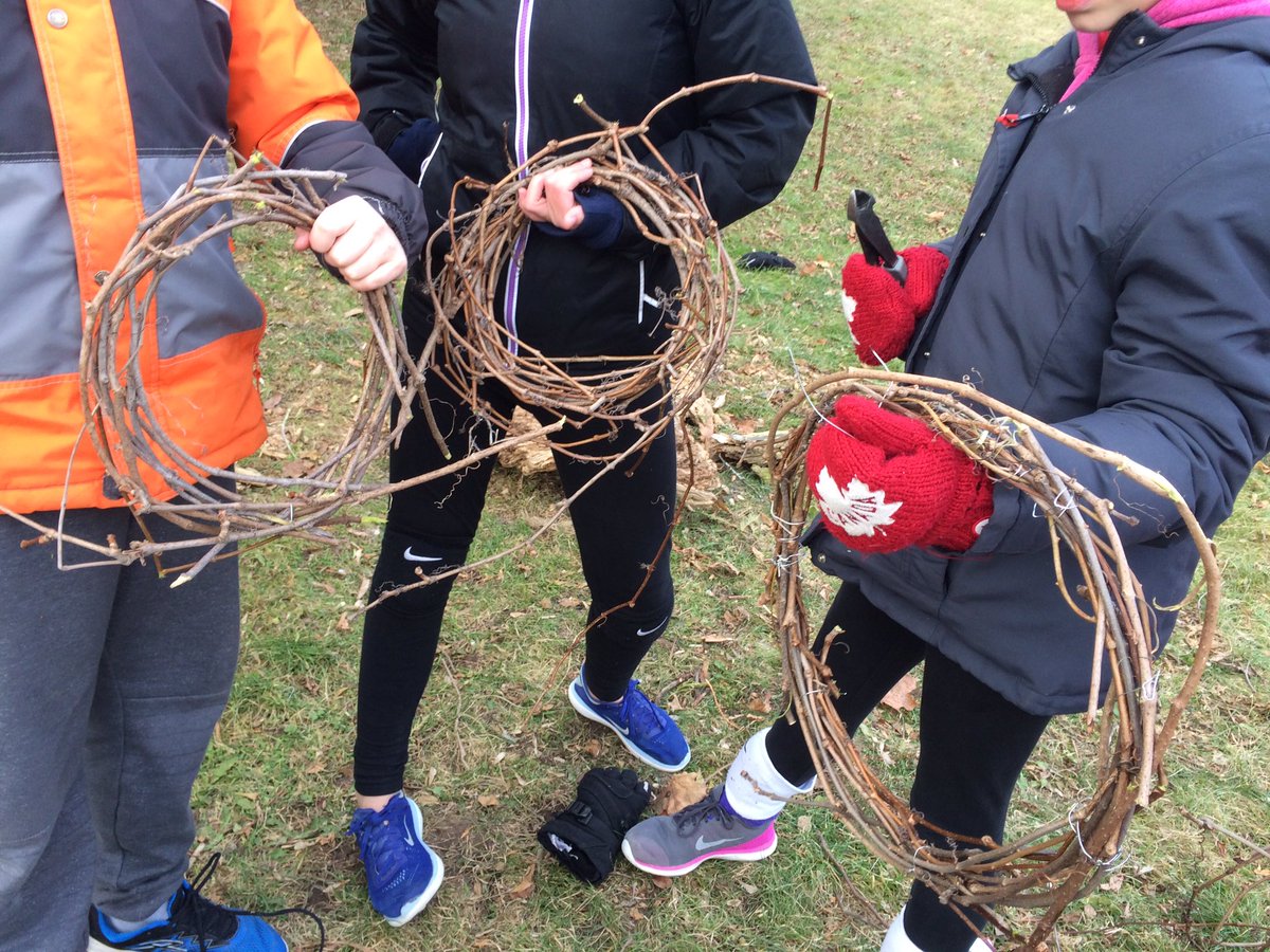 QueensvilleLC1's tweet photo. Grade 5/6 Ss using found grapevine to create wreaths that represent student diversity @QueensvilleLC1 @QueensvillePS https://t.co/XoAtHOcpRg