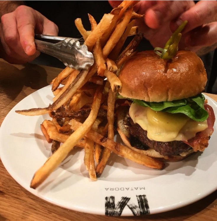 HiltonWoburnBOS's tweet photo. Matadora is known for tapas but don’t forget the Grass Fed Burger, topped with Spanish #JamonSerrano, queso de bola and roasted garlic aioli. #bostoneats #nomnom #foodporn https://t.co/wgMm1y4J9Y