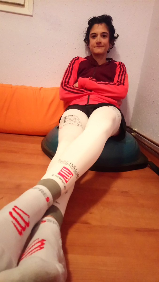 MartaEsteban42K's tweet photo. Descubriendo nuevos lares...y recuperando como una campeona con mis #FullLeg de @compressport_es , que las llevo temblando del fartlek 😂😂
Un día menos para @MaratonSevilla 😉
#comebienycorre https://t.co/rFvzF4OdDW