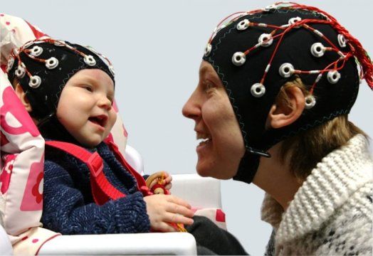 DrSCallaghan's tweet photo. "Making eye contact with an infant makes adults' and babies' brainwaves 'get in sync' with each other -- which is likely to support communication and learning." The connectedness between adults and infants is incredible, beautiful and essential. #VBBK
https://t.co/0Cy8HpjHGe https://t.co/jesWaKRrxQ