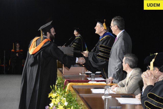 udem's tweet photo. #ConMiTogaUDEM: fotos 🎓 de los graduados de la División de Derecho y Ciencias Sociales #DECSUDEM de Otoño 2017: https://t.co/0DRdo1jtGd #GraduaciónUDEM https://t.co/UKS3WjkzHW