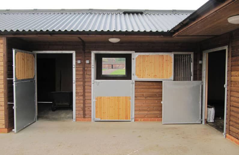 AscotBuildings's tweet image. Gorgeous #stables designed by our client, with particular eye on utility and practicality: buff.ly/2iVcKs8 #stabledesign #horsehour #247equestrian