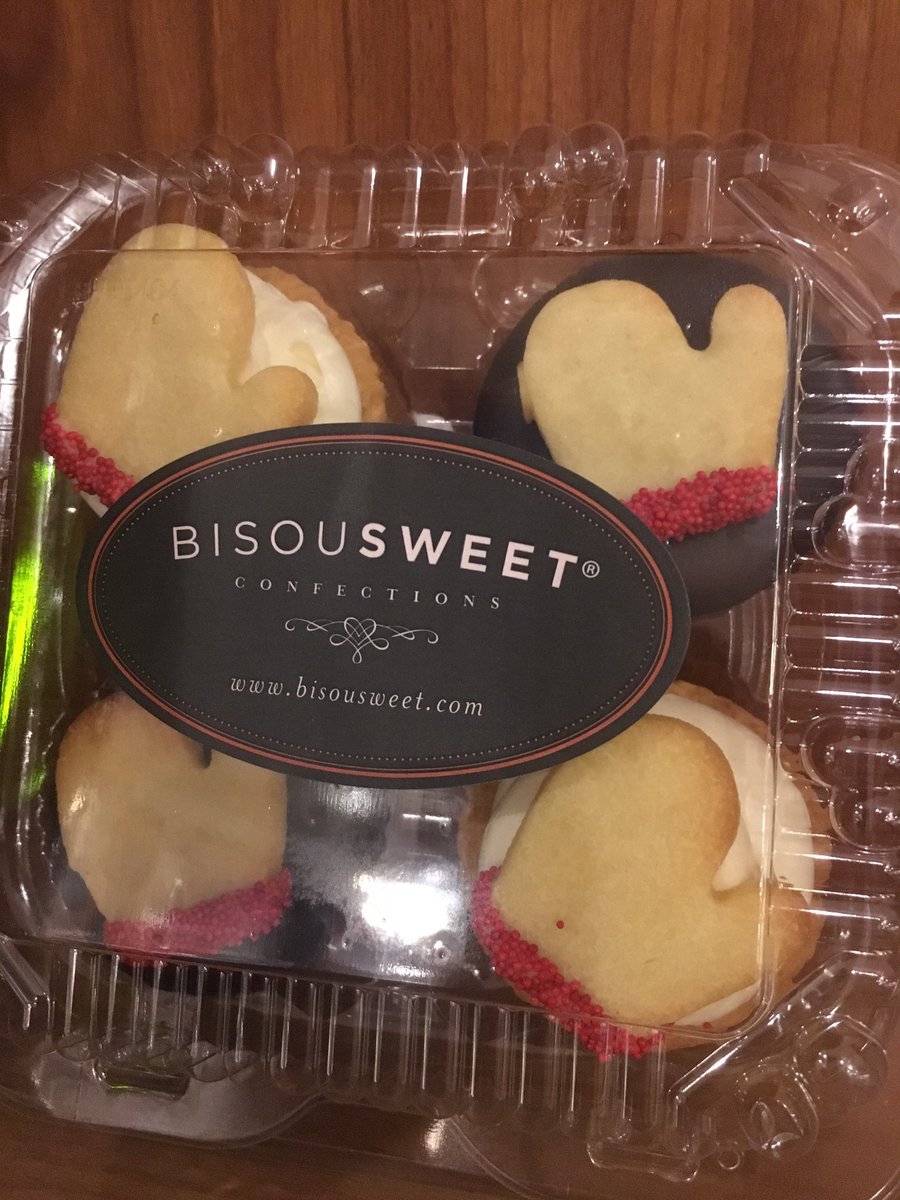This just in from <a href="/Bisousweet/">Bisousweet Confections</a> ! Cupcakes with mittens! Warm your tummy and your heart with these #locally made treats!