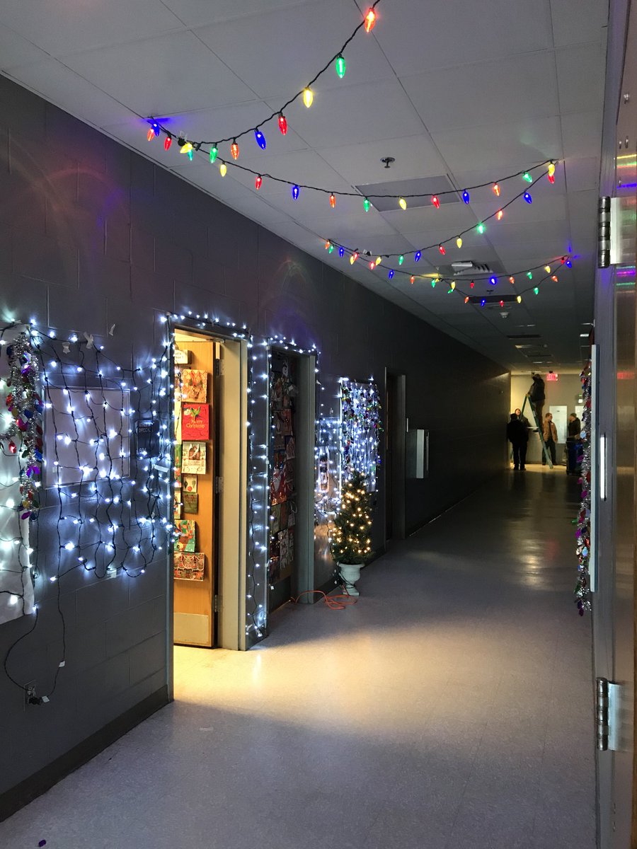 DelmarFAB5's tweet photo. 2017 Door decorating CHAMPS #TitleAve https://t.co/yG1Bq05igV