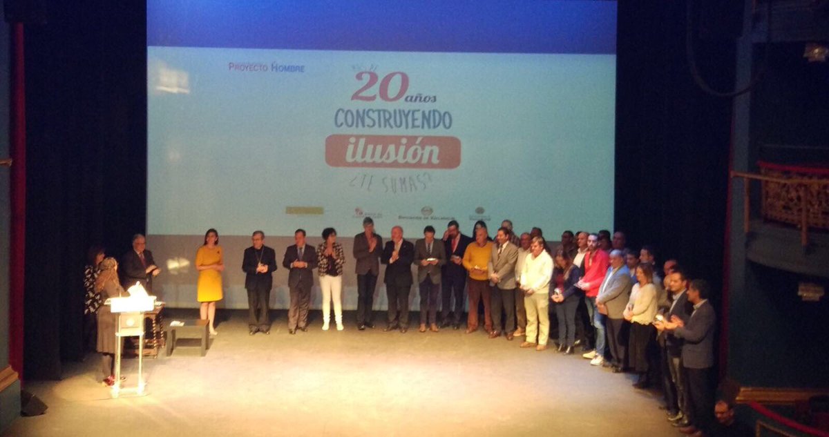 AyuntamientoVLL's tweet photo. #ConcejalaServiciosSociales @RRViosca, sobre el escenario del @Teatro_zorrilla, junto al resto de autoridades y galardonados durante la Gala “20 años, 20 pueblos y más” que se celebra esta noche por el XX Aniversario de @ProyectoHombreV.

#20xti ¿Te sumas? ❤️ https://t.co/2F3RkMUkAx