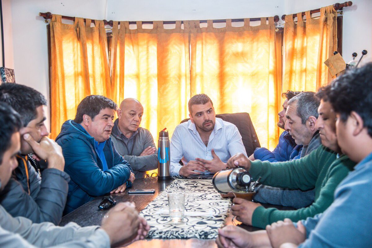 WalterVuotoTDF's tweet photo. Me reuní con los dirigentes de ATE provincial y les informe sobre las tratativas y la búsqueda de soluciones tras el #FalloDelSTJ sobre el #ImpuestoInmobiliario https://t.co/ZV5GNjYsdA