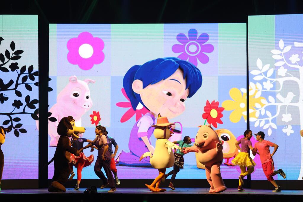 funfamilias's tweet photo. #Santiago: El show de @MiPerroChocolo se roba las miradas de los niños y niñas en la Navidad de la Presidencia 2017 de la @DirSocioCultura, la que se lleva a cabo en el @movistararena. https://t.co/0OSyxR9V9T