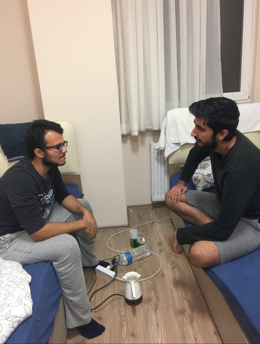 Yurtta evrensel barış odası belirledik kavgalı ve küs insanlar bu elektronik cezvenin yanında barış görüşmeleri yapıyor cezvenin düğmesini kim kendi tarafına çevirirse konuşma hakkı alıyor bu sayede yurttaki tüm küslükleri ve kavgaları çözdük