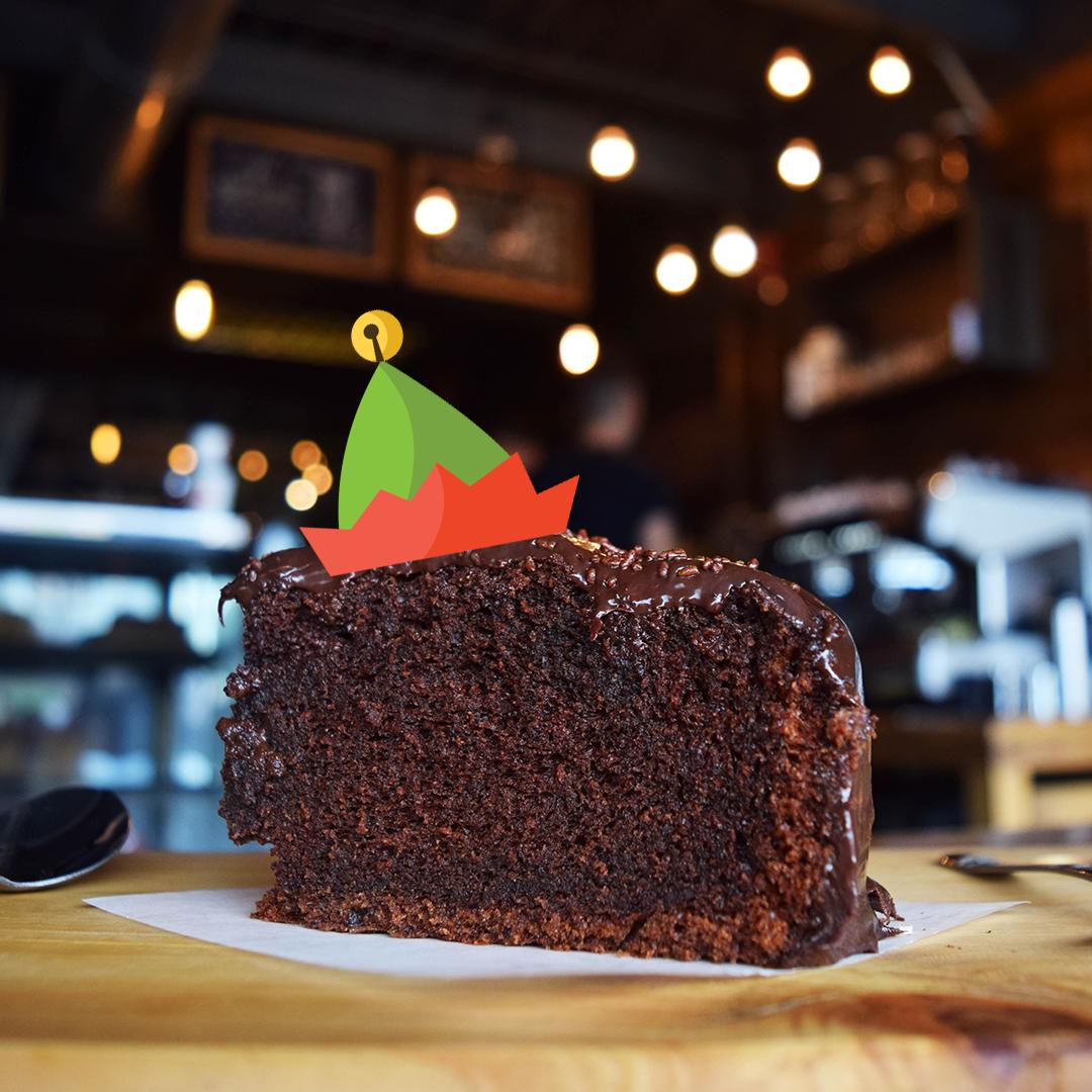 somoscuppa's tweet photo. ¿Nuestros deseos para el 2018? Que jamás falte el chocolate en nuestra torta Fudge 😋  🎄  #PásalaBien https://t.co/tnJG2rH5G2