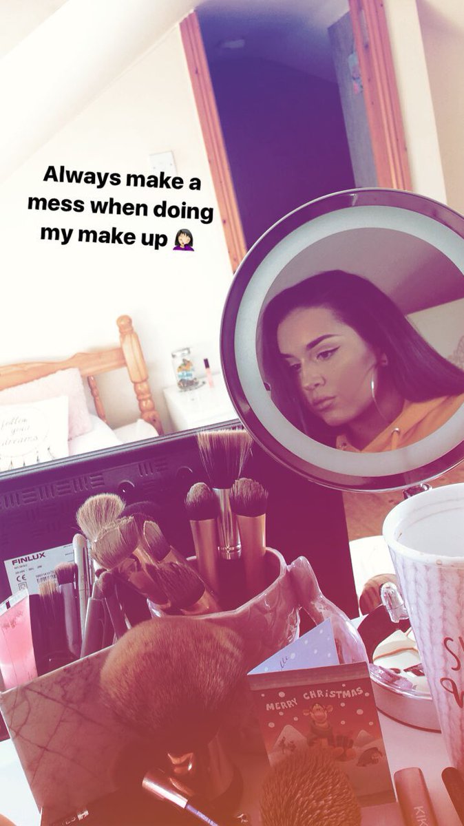 ShelleBurke's tweet photo. Did you even do your makeup if you didn't have clutter everywhere? #makeup #mess https://t.co/6Jz5zPNYa4
