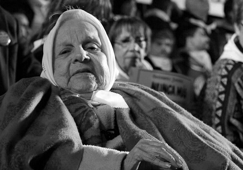 evoespueblo's tweet photo. Lamentamos el deceso de la hermana Carmen Aguiar de Lapacó, madre de la Plaza de Mayo Línea Fundadoras. Había sido secuestrada en 1977 durante la dictadura junto a su hija Alejandra que sigue desaparecida. Una incansable luchadora por los derechos humanos. Nuestro homenaje. https://t.co/9FYpF8IMeI
