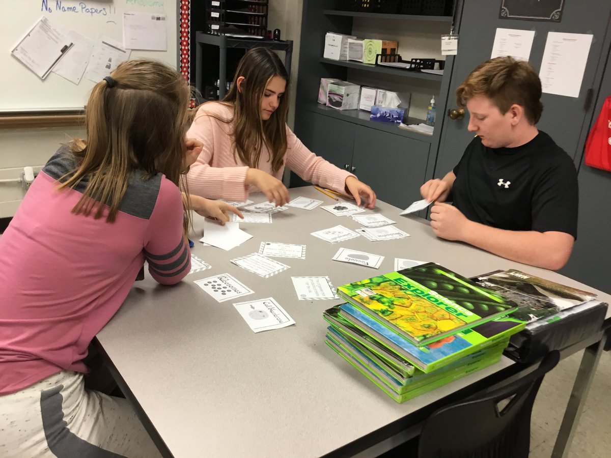 AJH8thScience's tweet photo. 8th Graders studying for organelle formative that is tomorrow in science! 👩‍🔬 👨‍🔬 #AJH #Houndawgu https://t.co/erm5rSt1tU