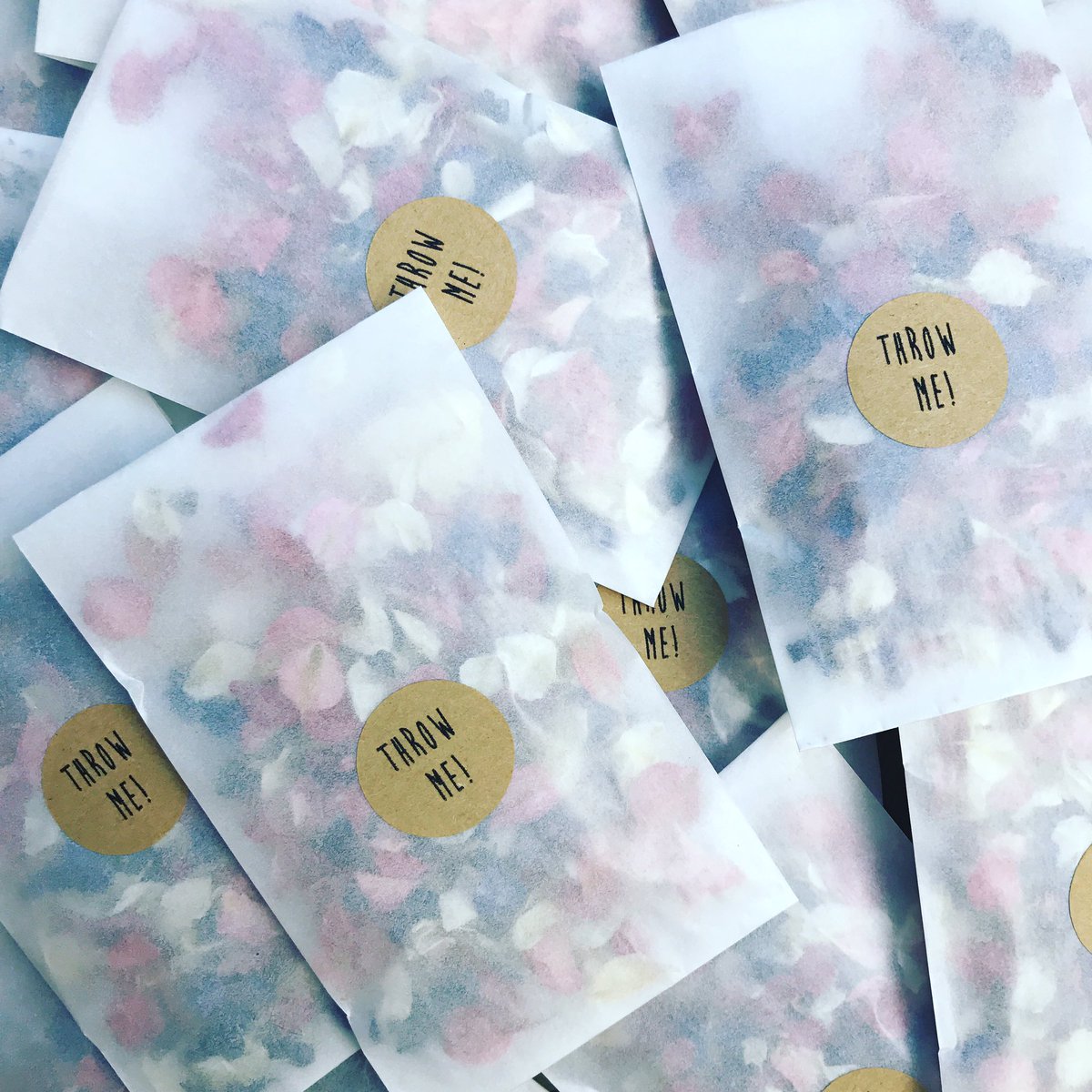 PrettyLittleExt's tweet image. We absolutely love this confetti shot 😍 #weddinghour