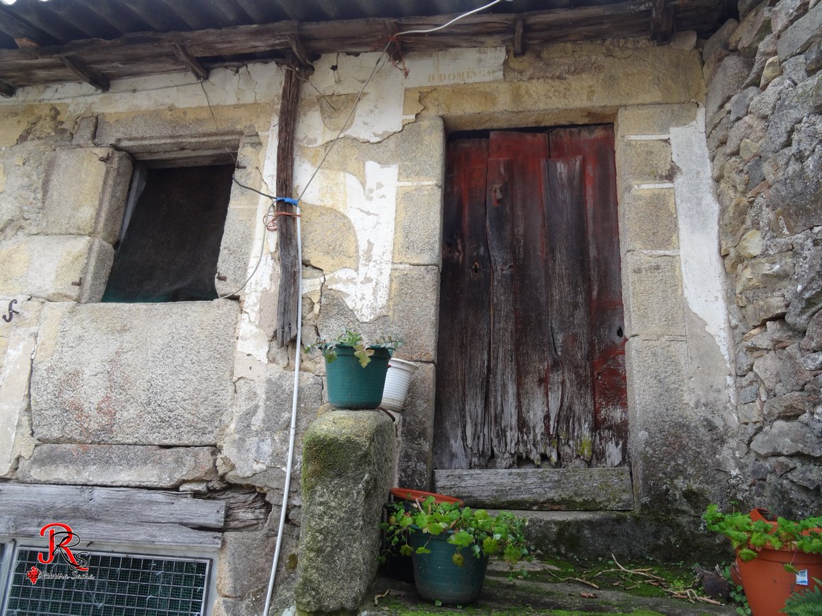 Sigo localizando nuevas fachadas decoradas con la técnica del #esgrafiado. Esta vez tuve la suerte de encontrar la primera casa con el nombre del propietario en el marco de la puerta principal...redribeirasacra.blogspot.com.es