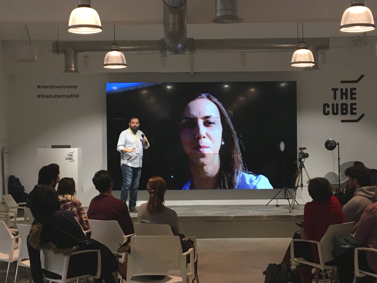 Das un meetup de video con <a href="/CrowdemyES/">Crowd growth Academy</a>, y en la foto que te hacen sale <a href="/ChuritaSRM/">Sara Rodríguez Marín</a> ;)