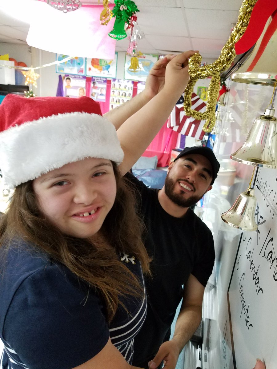 KoolKrewLV's tweet photo. @KoolKidzHHS are ready for the Holidays!! @theCVway @vlandesfeind @learnin2educate @CVUHSDnews @_HawthorneCA https://t.co/dzVDoGUJgT