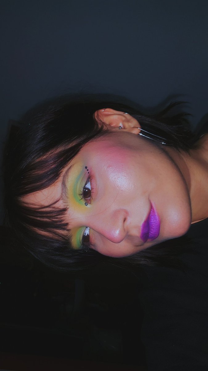 frostyxfrost's tweet photo. When you get a new makeup palette, shit happens jsidjfkgkgk #kiko #neon #activefluo #MakeupAddict https://t.co/ToPeVThWYI