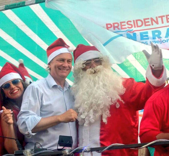 TiemposMejores_'s tweet photo. Increíble la alegría y entusiasmo de @joseantoniokast compartiendo en #Iquique el espíritu navideño del norte de #Chile por #TiemposMejores https://t.co/A60vuICSTF