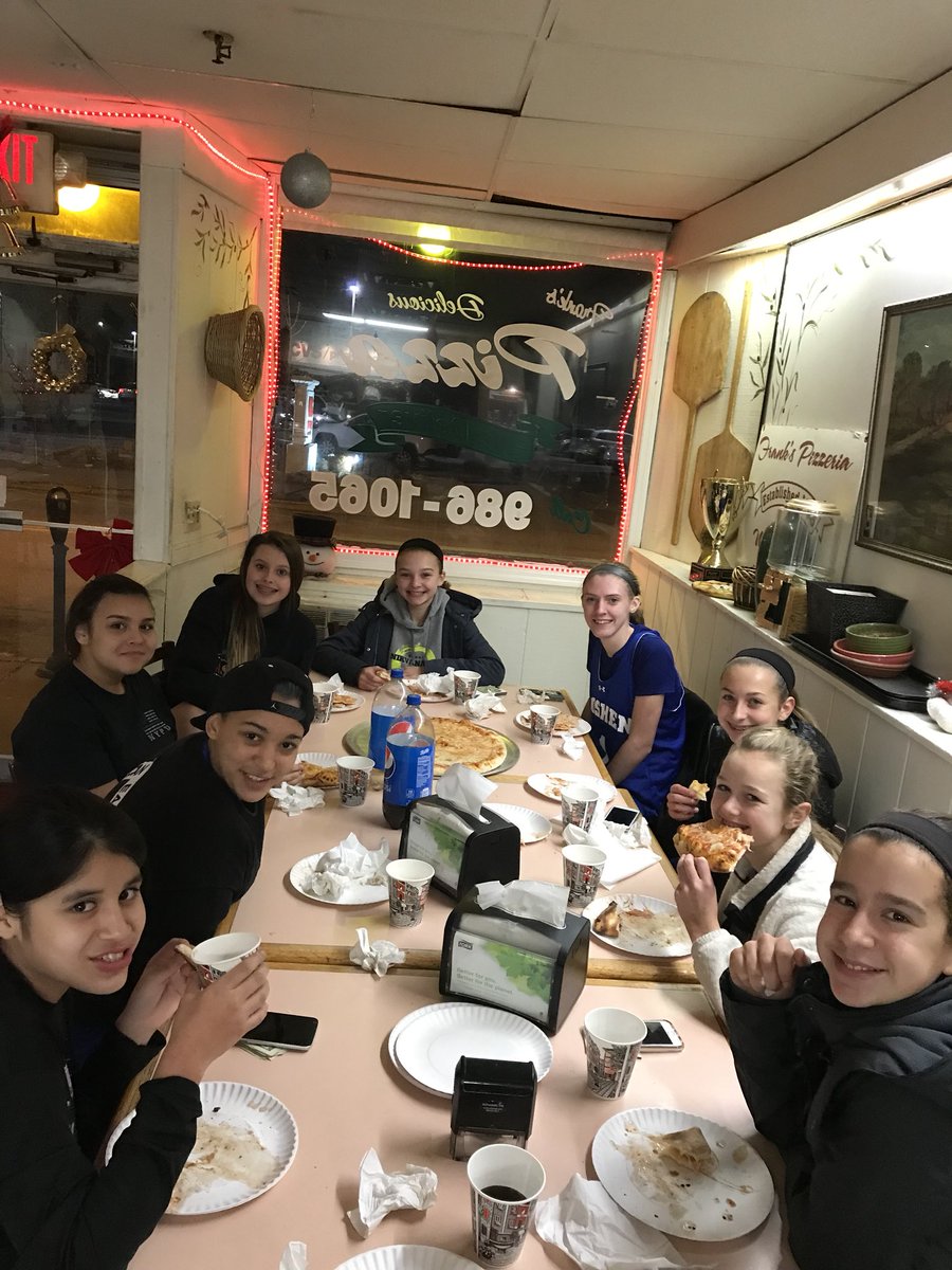 GCoachSchneider's tweet image. #Winnerstable #family #pilotfrosh Cubillo 10 Brosnan 13 Downtown GIGI 11 Albanese 6. Team drops 8 3’s 👌🏽