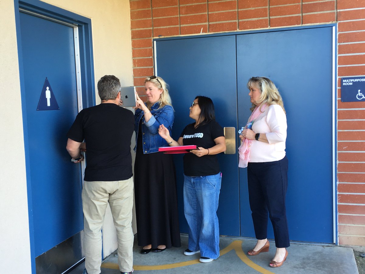 GrangerDenise's tweet image. @TUSDschools teachers #collaborate to learn about #digitalstorytelling @MarjorieVeeh. Thanks to @frankguttler &amp;amp; @Packwoman208 for sharing your #digicomlearning expertise! #weareTUSD