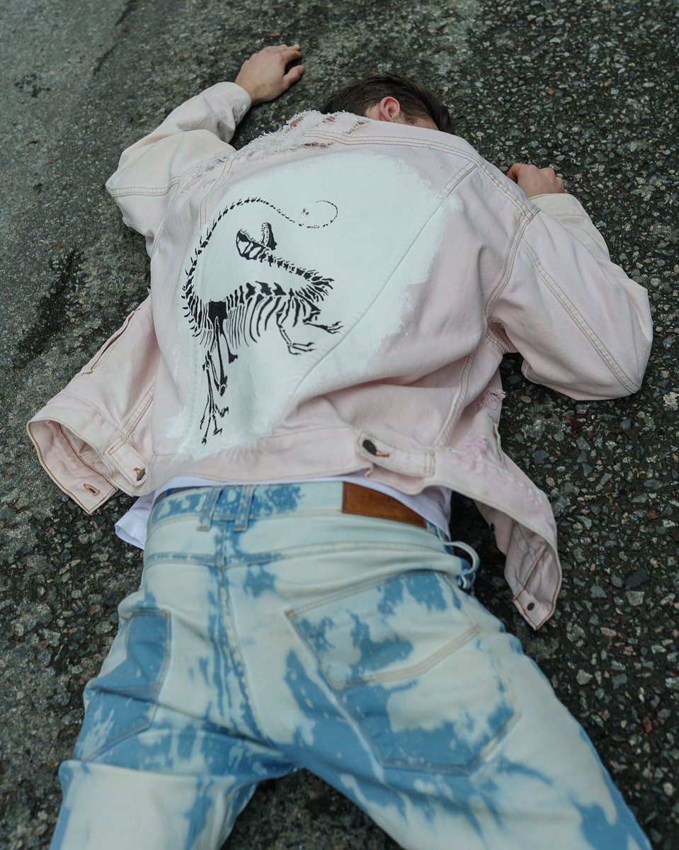 AustinOttone's tweet photo. JPR Jacket 

Upcycled denim jacket. Custom painting, dyeing and distressing. https://t.co/Bixx8YeMTT