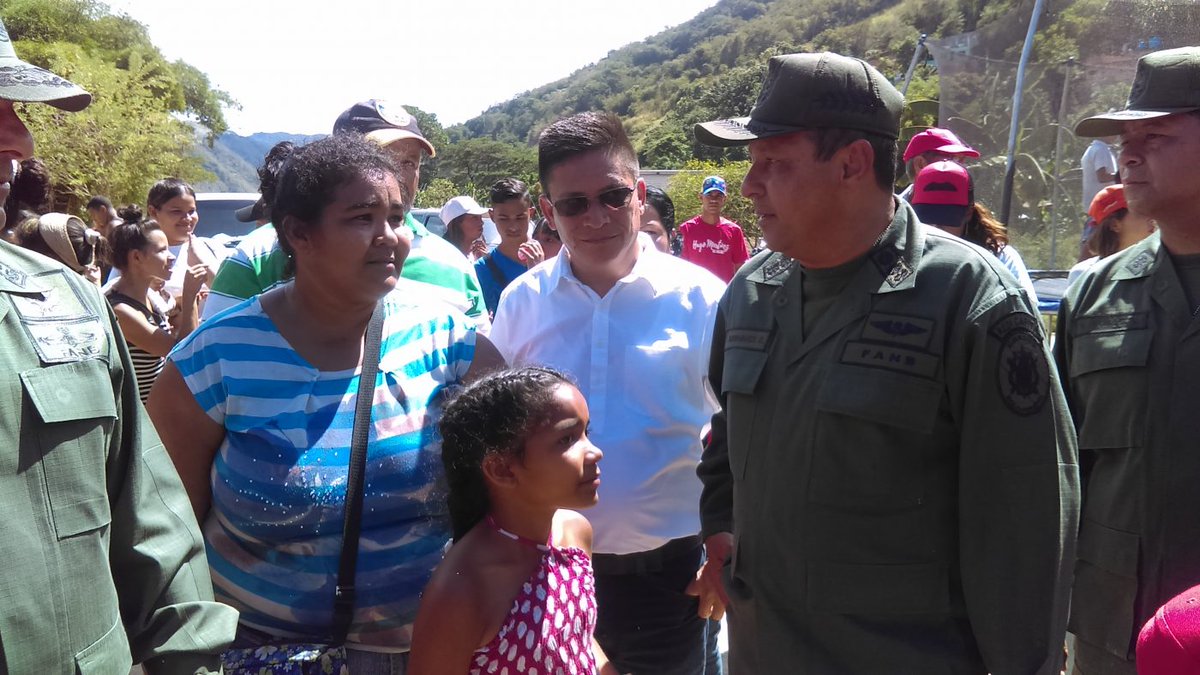 ConElMazoDando's tweet photo. ¡Dignificados! Así estudiantes de Guatire fueron beneficiados en jornada integral (+fotos) https://t.co/Y11HNbXCl9 #30Nov https://t.co/cAvH6ZGaYT
